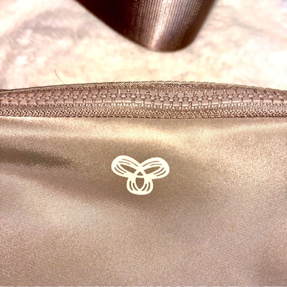 NEW!! Aritzia On-The-Way Bag - Picture 4 of 7